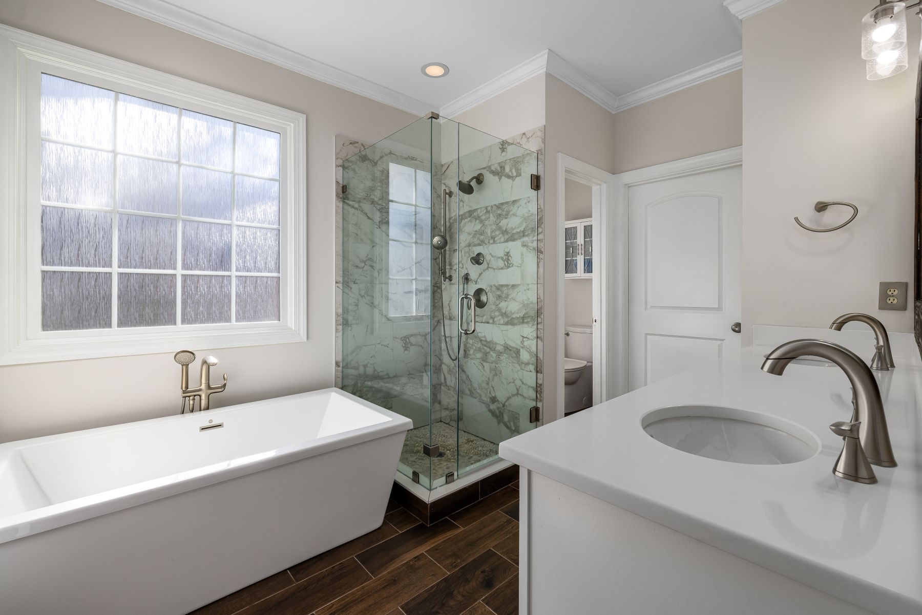 Baño moderno con grifería y acabados contemporáneos