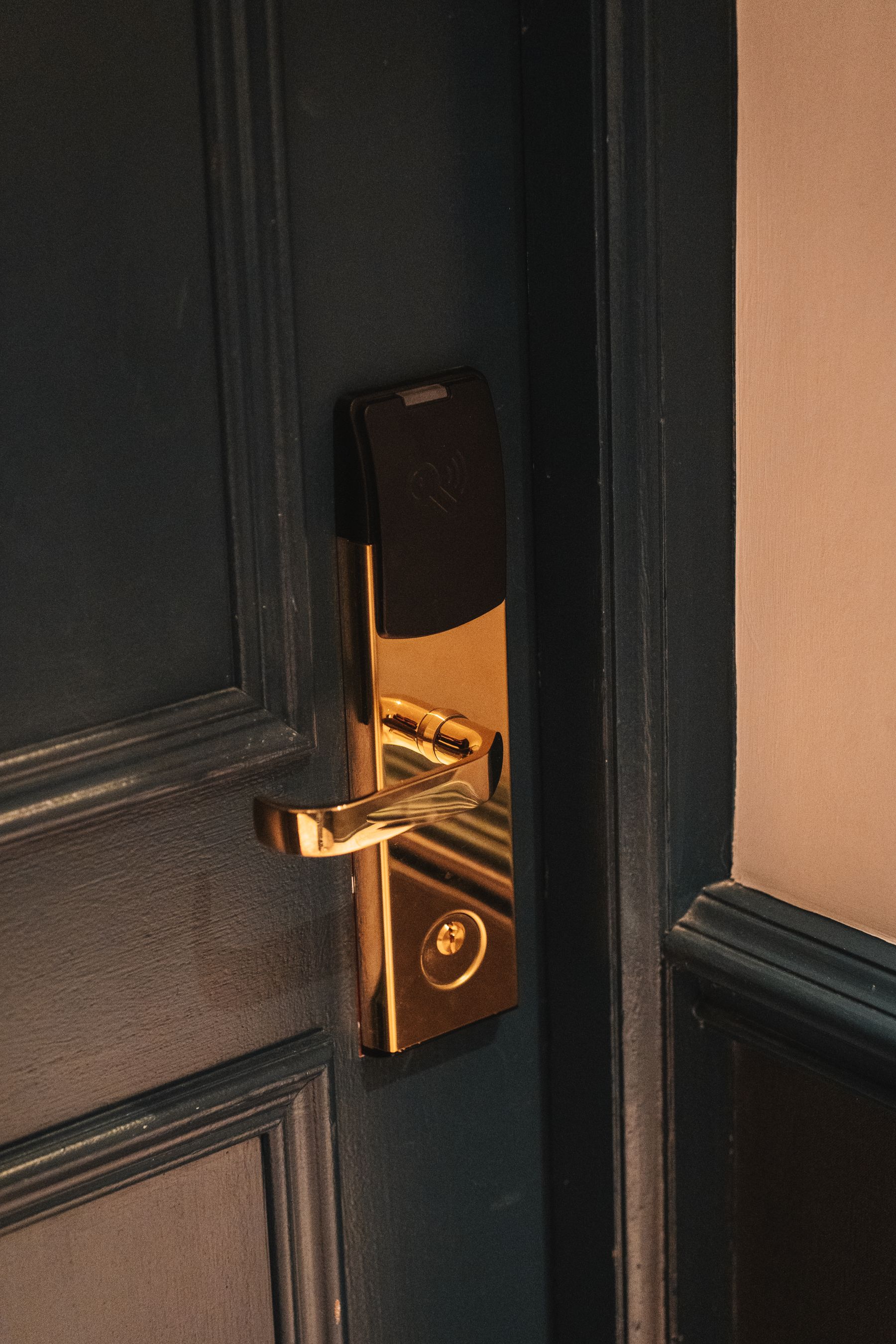 Cerradura y manija moderna para puerta